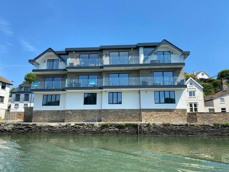 1 The Boatyard - Water fronted, town location & parking for 2 cars