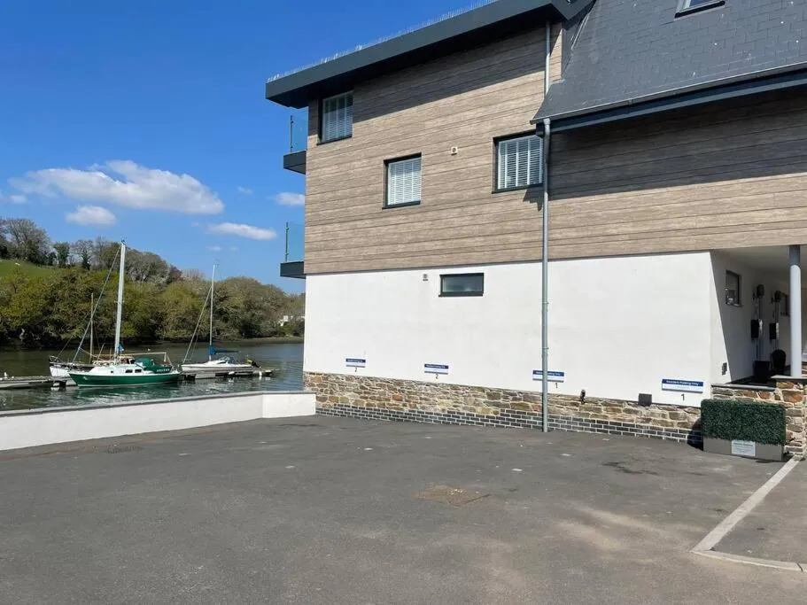 1 The Boatyard - Water fronted, town location & parking for 2 cars - Photo 2