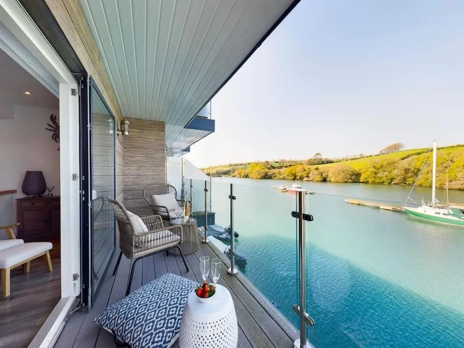 1 The Boatyard - Water fronted, town location & parking for 2 cars - Photo 4