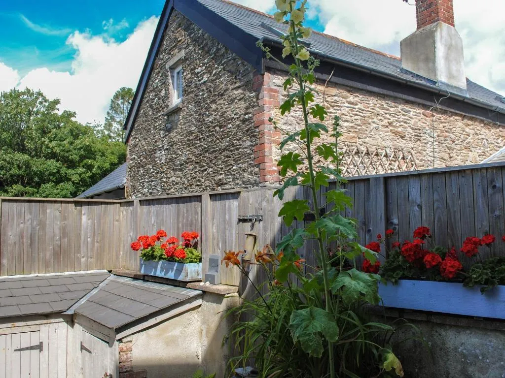 2 Court Cottages - Photo 2