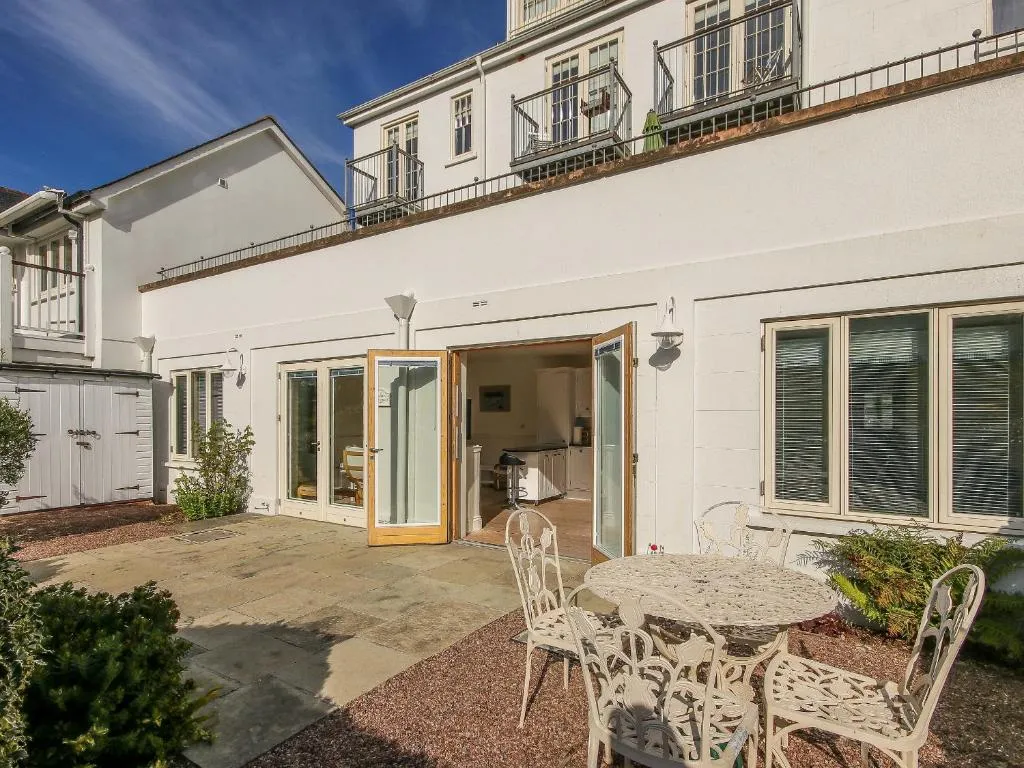 2 Garden Apartment