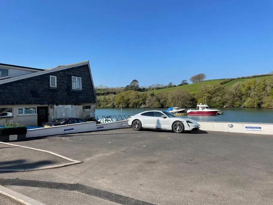 3 The Boatyard - Luxurious waterside 4 bed townhouse, lift, parking - Photo 2