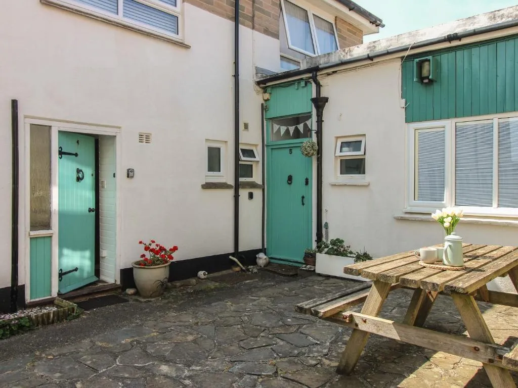 4 Thornlea Mews