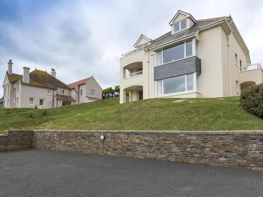 5 Chichester Court - Photo 2