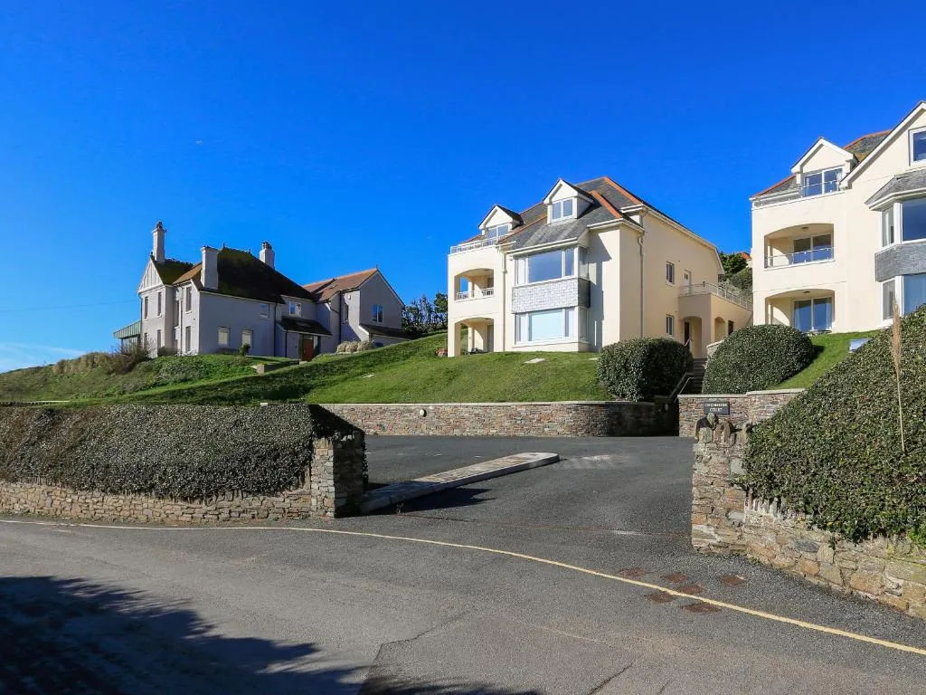 6 Chichester Court - Photo 2