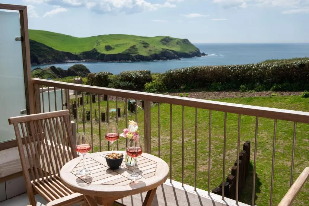 Apartment 3, Ayrmer Cove - Photo 2