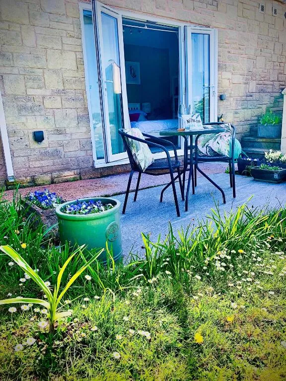 Beautiful Garden Room with Private Entrance - Photo 4