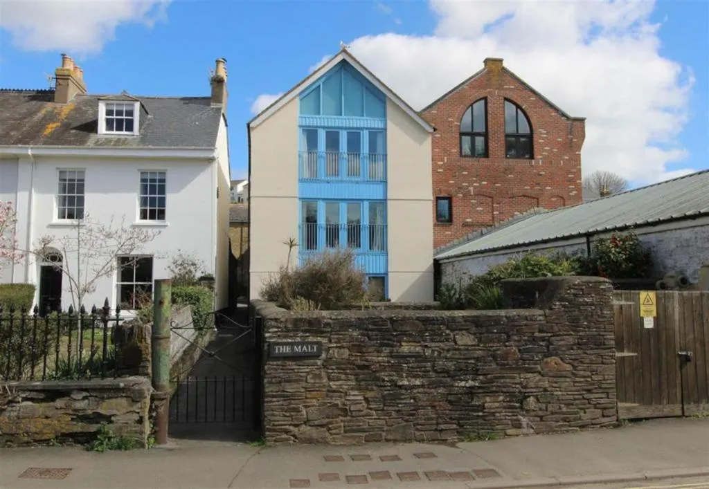 Central Spacious Ground Floor Flat with Courtyard