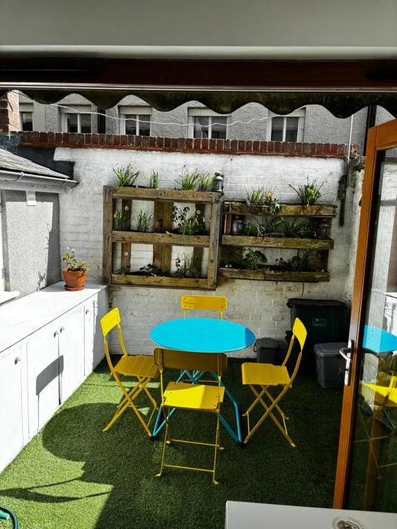 Compact, central apartment, dog friendly. - Photo 2