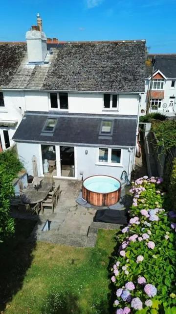 Contemporary Coastal Chic - 3 Bed with Garden