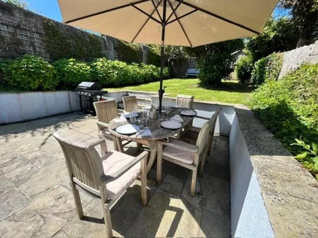 Contemporary Coastal Chic - 3 Bed with Garden - Photo 2