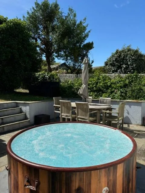Contemporary Coastal Chic - 3 Bed with Garden - Photo 3