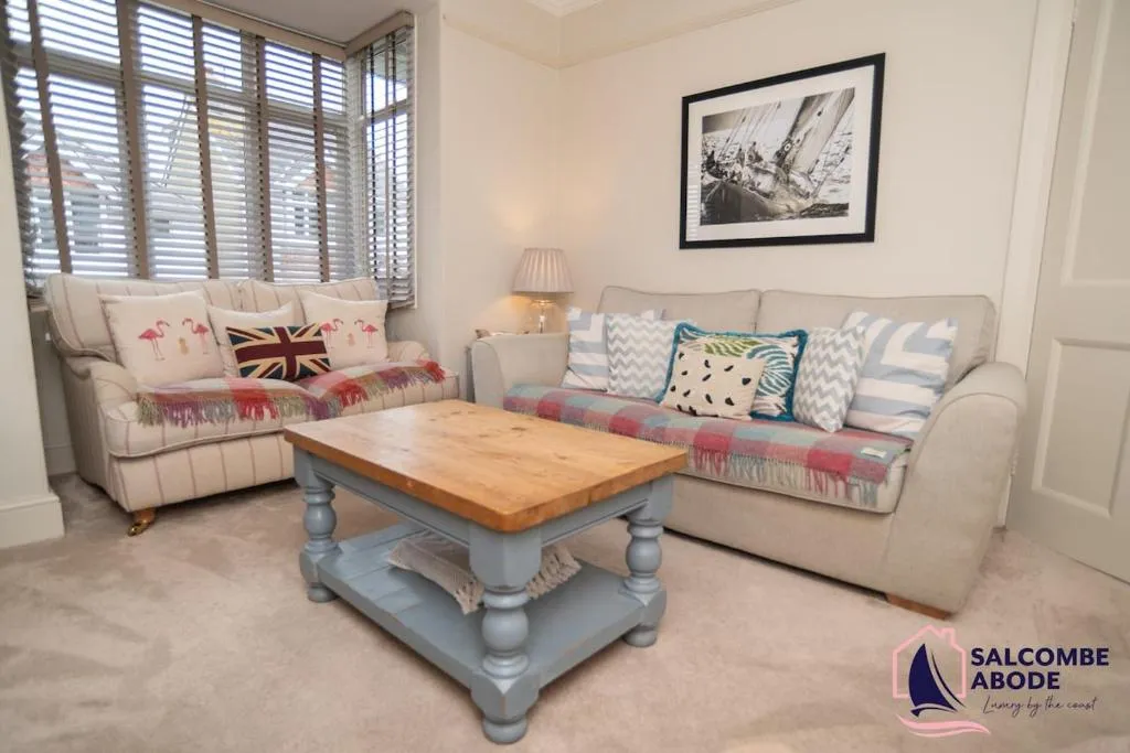 Contemporary Coastal Chic - 3 Bed with Garden - Photo 4