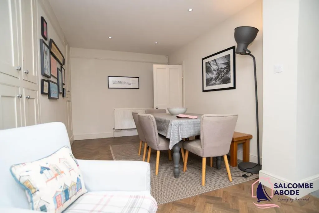 Contemporary Coastal Chic - 3 Bed with Garden - Photo 5