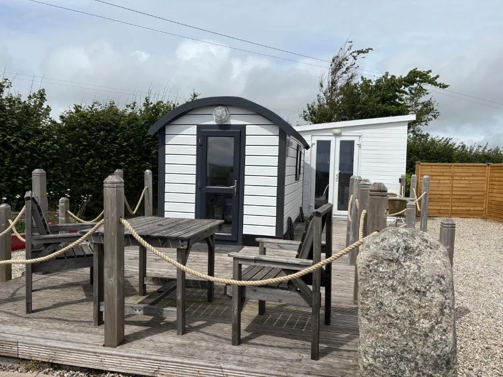 Estuary View - Cosy Shepherds Hut for Two with Private Facilities - Photo 2