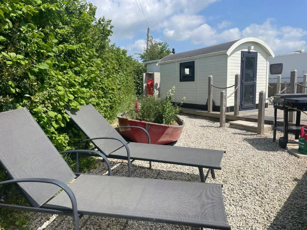 Estuary View - Cosy Shepherds Hut for Two with Private Facilities - Photo 3