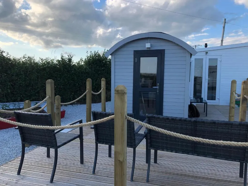Estuary View - Cosy Shepherds Hut for Two with Private Facilities - Photo 4