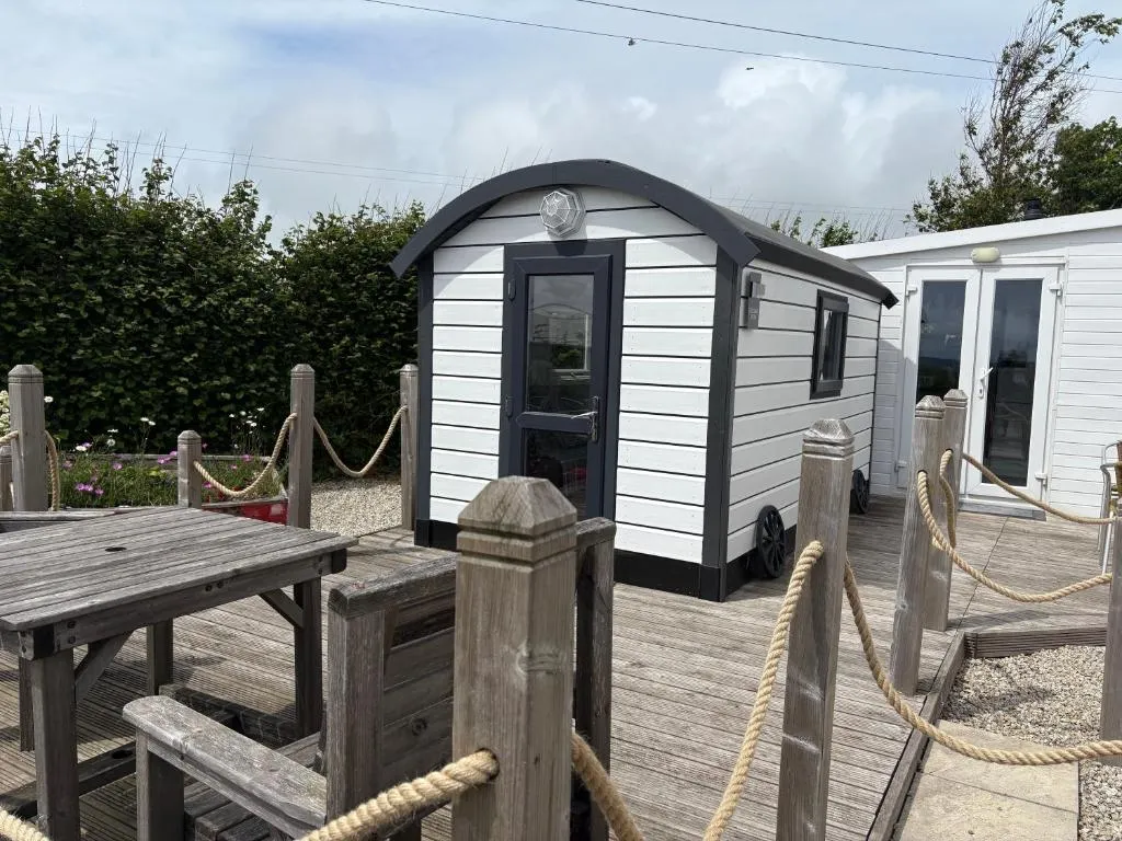Estuary View - Cosy Shepherds Hut for Two with Private Facilities - Photo 5