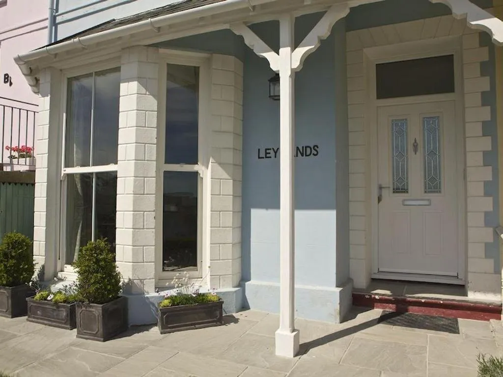 Leylands - Photo 2