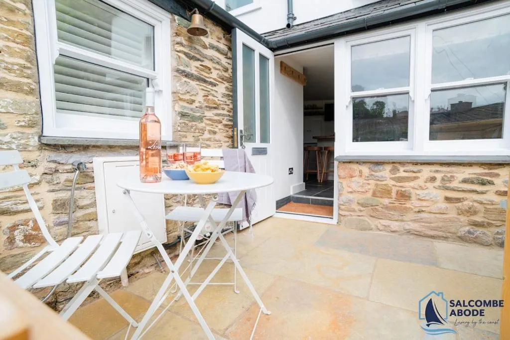 Mudlark - Boutique Style Coastal Cottage Gem - Photo 2