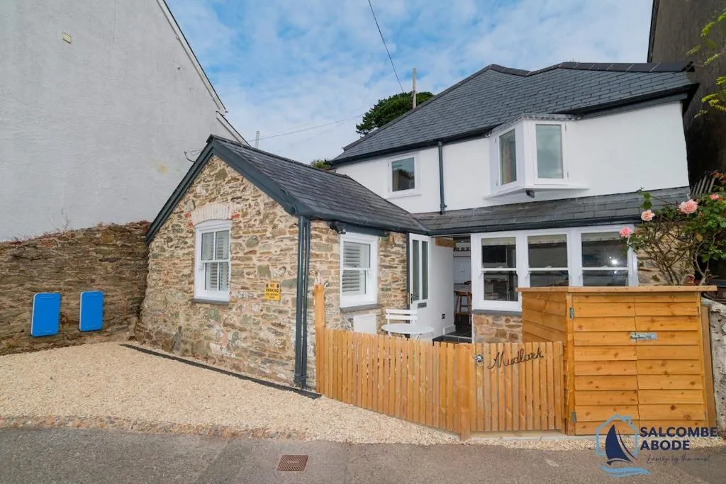 Mudlark - Boutique Style Coastal Cottage Gem - Photo 3