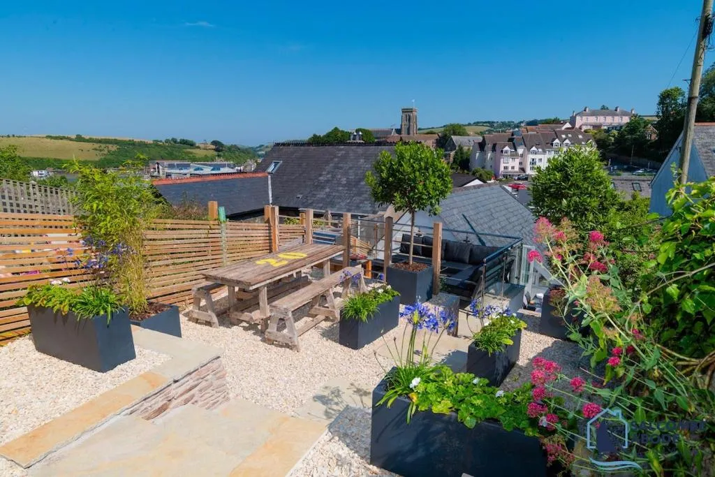 Mudlark - Boutique Style Coastal Cottage Gem - Photo 4