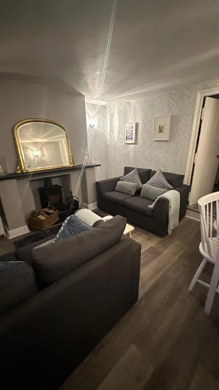 No 4 Devon Square - Photo 2