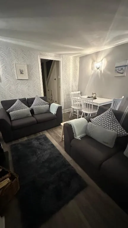 No 4 Devon Square - Photo 3