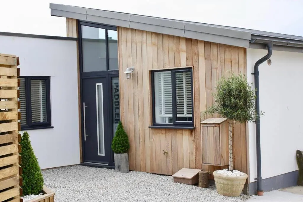 Paddlers View - Luxurious 2 bed, hot tub. Town centre, water views