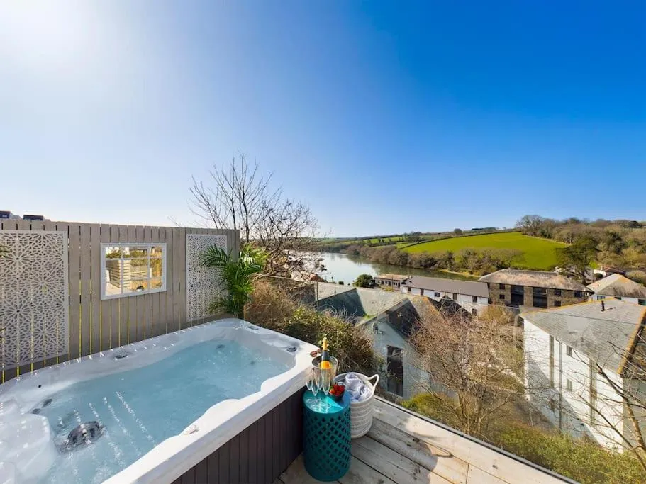 Paddlers View - Luxurious 2 bed, hot tub. Town centre, water views - Photo 2