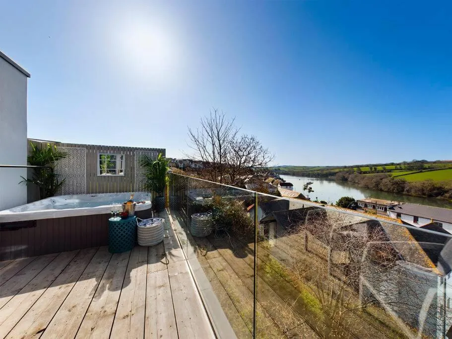 Paddlers View - Luxurious 2 bed, hot tub. Town centre, water views - Photo 3