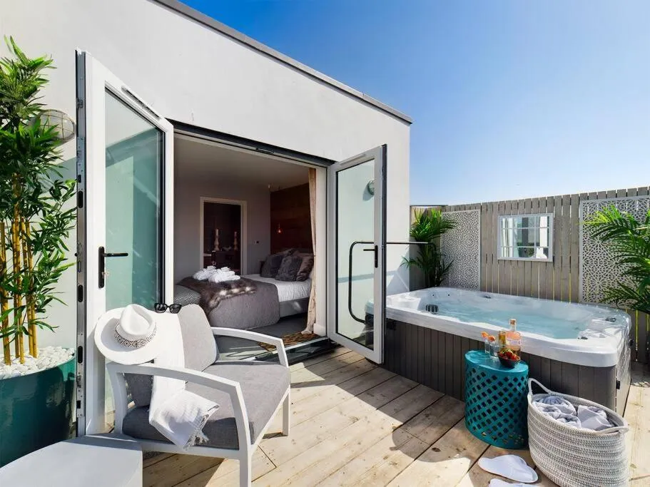 Paddlers View - Luxurious 2 bed, hot tub. Town centre, water views - Photo 4