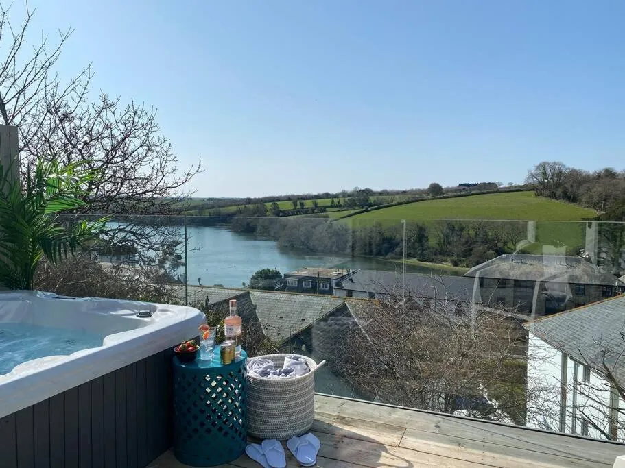 Paddlers View - Luxurious 2 bed, hot tub. Town centre, water views - Photo 5