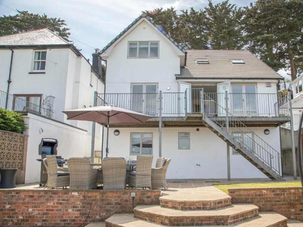 Raleigh House - Photo 2