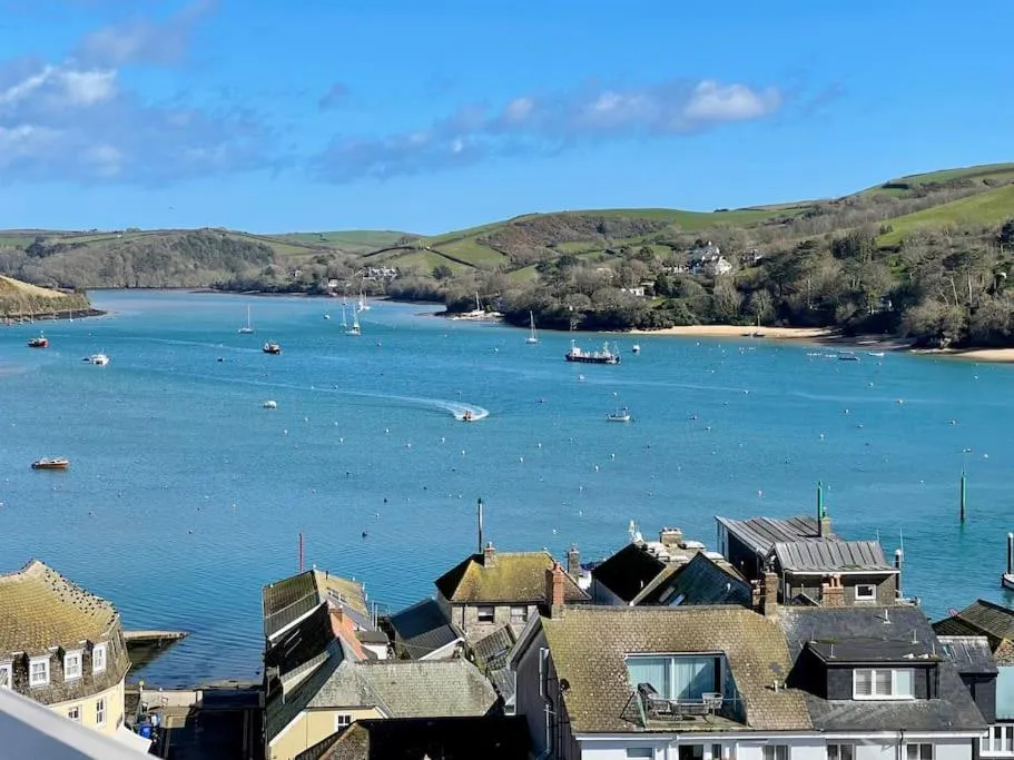 Salcombe - 2 bedroom flat, fantastic harbour views - Photo 3
