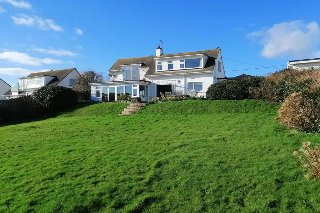 Sea Reach, Thurlestone, sleeps 8 - Photo 2