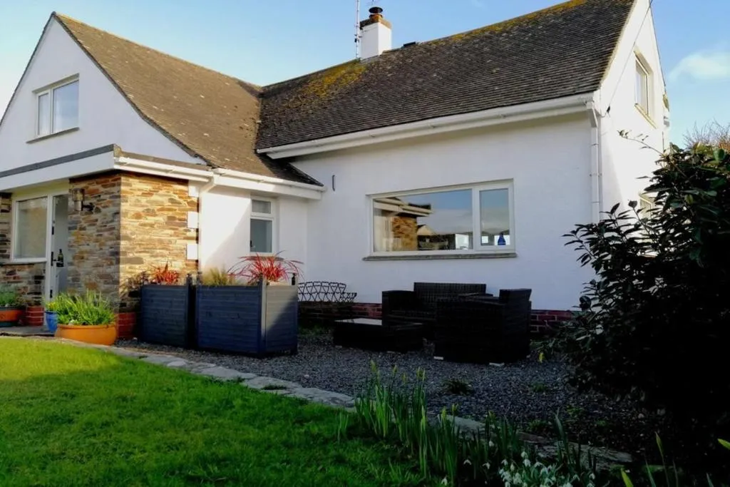 Sea Reach, Thurlestone, sleeps 8 - Photo 3