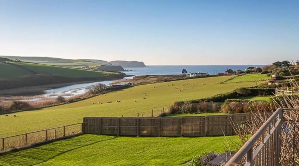 Sea Reach, Thurlestone, sleeps 8 - Photo 5