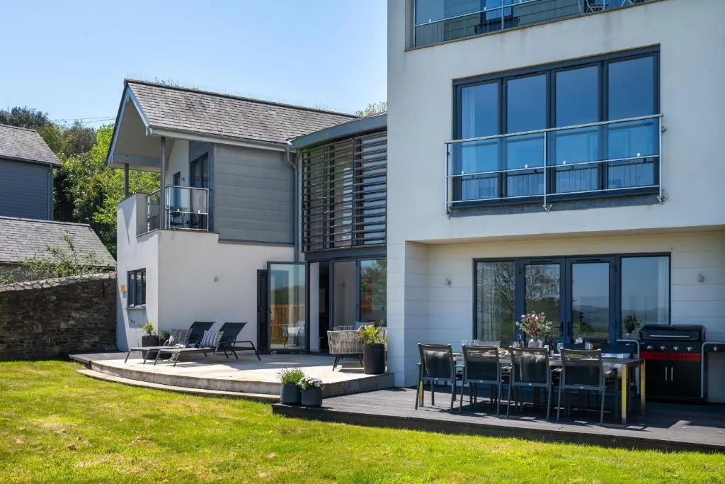 Seafern House - Photo 2