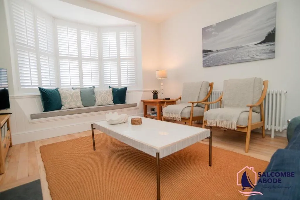 Stylish Coastal 3 Bed Haven - Close to town