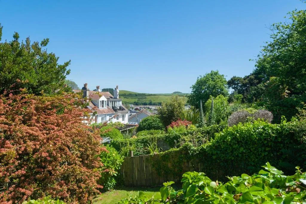 Stylish Coastal 3 Bed Haven - Close to town - Photo 2