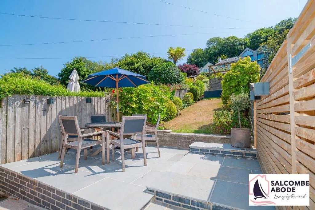 Stylish Coastal 3 Bed Haven - Close to town - Photo 4