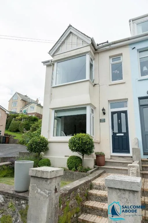 Stylish Coastal Living - Prime Location, Garden and Parking