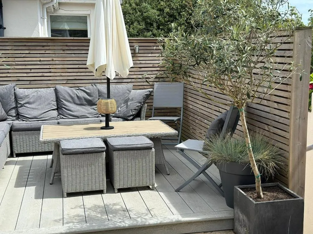 Stylish Coastal Living - Prime Location, Garden and Parking - Photo 4