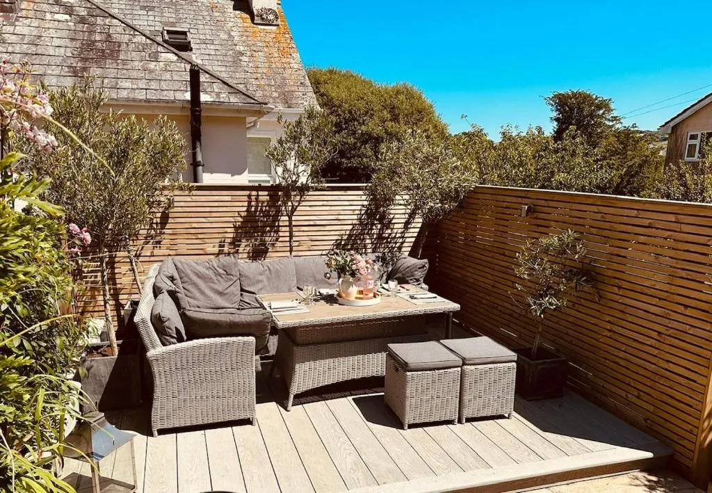Stylish Coastal Living - Prime Location, Garden and Parking - Photo 5