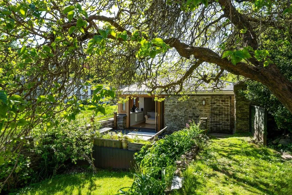 The Boathouse - Salcombe - Spring Time Tiny Home - Photo 2