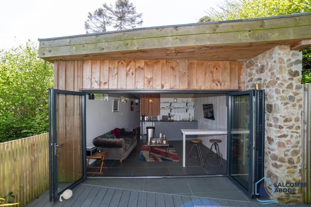 The Hideout-Boutique Cabin, Estuary View & Parking
