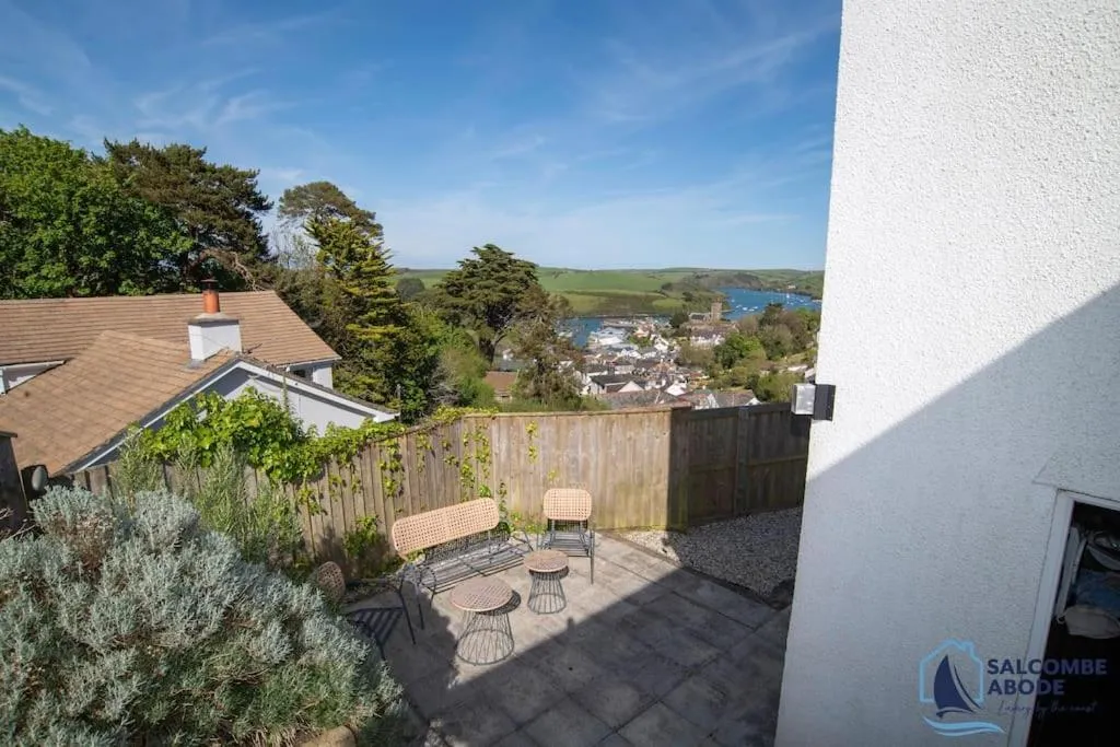 Ultimate Coastal Escape - Stylish & Estuary Views - Photo 5
